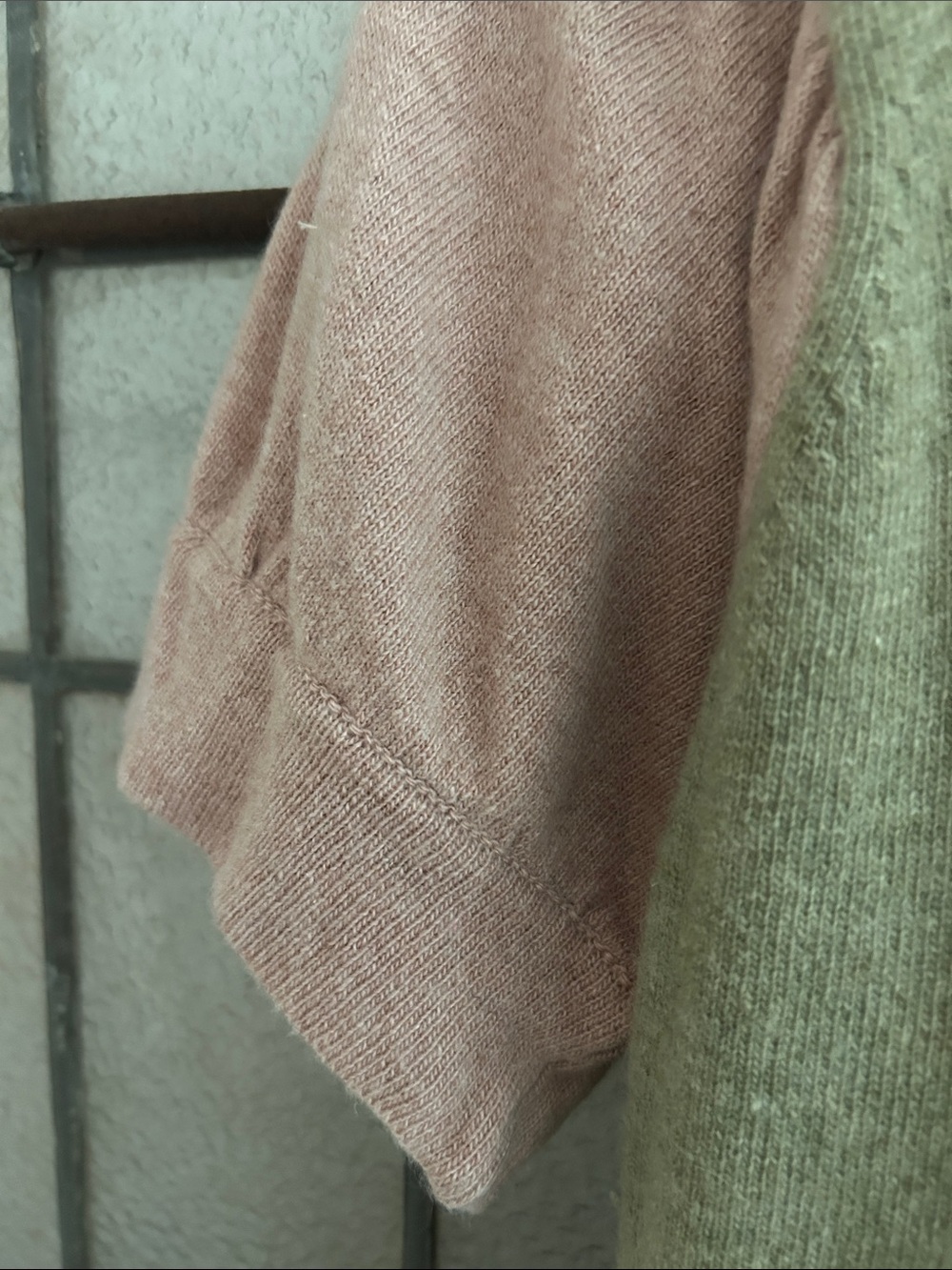 100% cashmere. Boxy Olive Green Knit Top with beige Puff Sleeves - - Picture 3 of 4